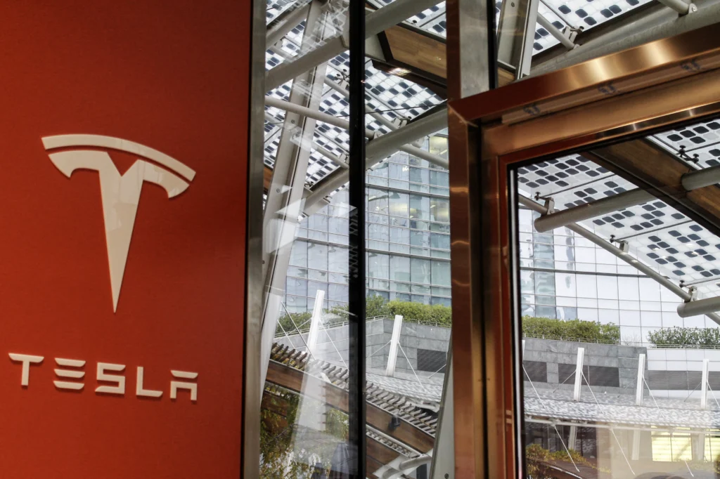 Tesla Flagship Store Milano — 2